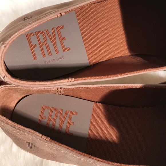 NEW Frye Taupe Lisa Slip-On Sneaker - Picture 7 of 8